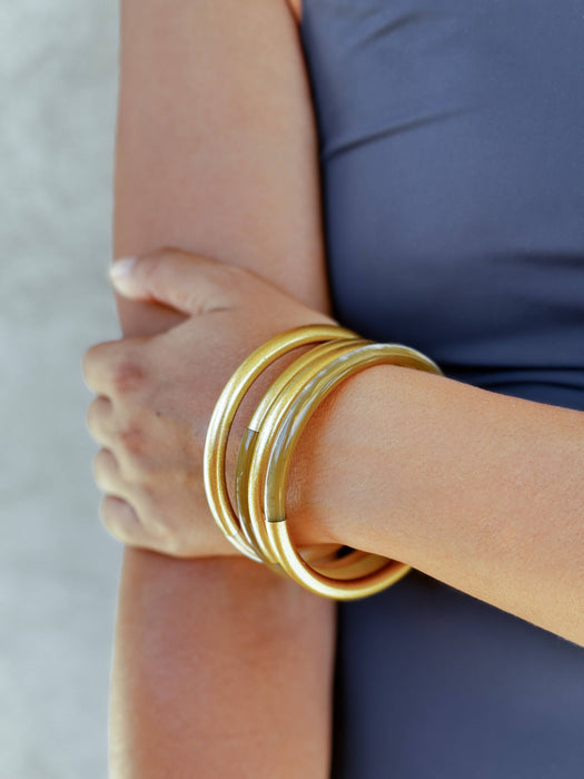 Lacquered gold buffalo horn bangle: 65/67 mm